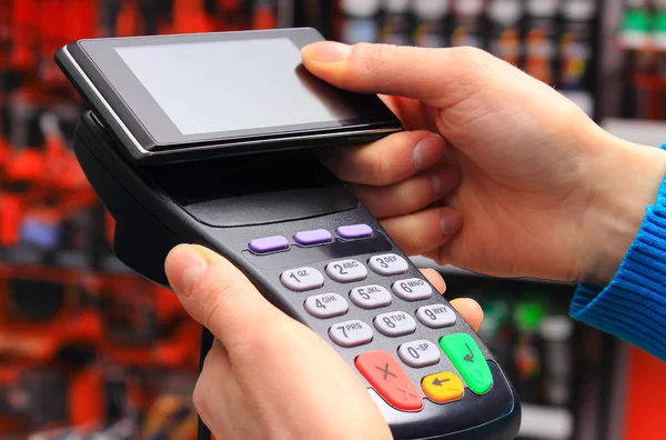 Nfc キャッシュレス ショッピングや製品コンセプトを払って携帯電話クレジット カード リーダーを払って女性の手 — ストック写真
