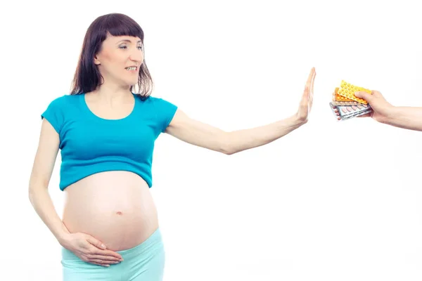怀孕妇女在医疗药丸或胶囊前做出停止姿势 孕期使用药片的次数减少 期待婴儿出生 — 图库照片