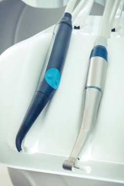 Modern dişçi ofisinde diş hekimleri tarafından kullanmak için diş aksesuarları