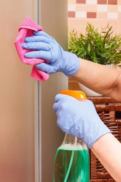 Mão Mulher Sênior Luvas Proteção Limpeza Chuveiro Vidro Usando Pano — Fotografia de Stock