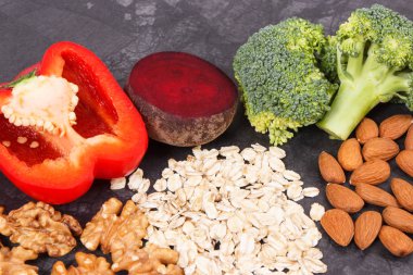 Hipertansiyon, sağlıklı yaşam tarzları ve beslenme konsepti için doğal gıda önerilir.