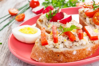 Tatlı taze hazırlanmış uskumru veya ton balığı sandviç ya da baget cam tabakta, sağlıklı beslenme kavramı yapıştırın