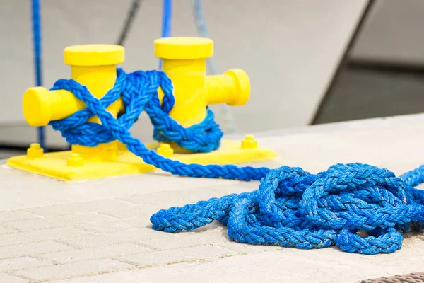 Blue Rope Yellow Mooring Bollard Port Closeup Detail Seaport Yachting — Stock Photo, Image