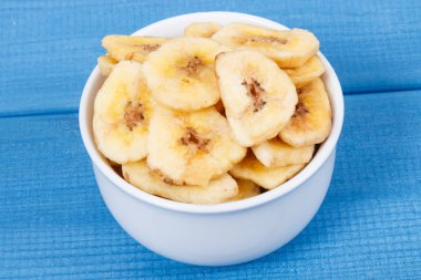 Kurutulmuş organik muz cipsi. Tatlı olarak da doğal atıştırmalık.