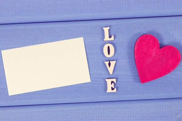 爱这个词 红心和卡片 带有文字的地方 情人节 生日或其他不同场合的惊喜概念 — 图库照片