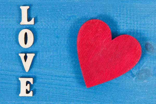 Czerwone Drewniane Serce Słowem Miłość Niebieskich Deskach Jako Symbol Walentynek — Zdjęcie stockowe