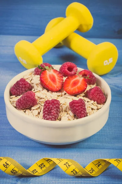 新鲜准备的燕麦片或燕麦片 配有水果 卷尺和哑铃 用于健身 饮食概念 瘦身和健康的生活方式 — 图库照片