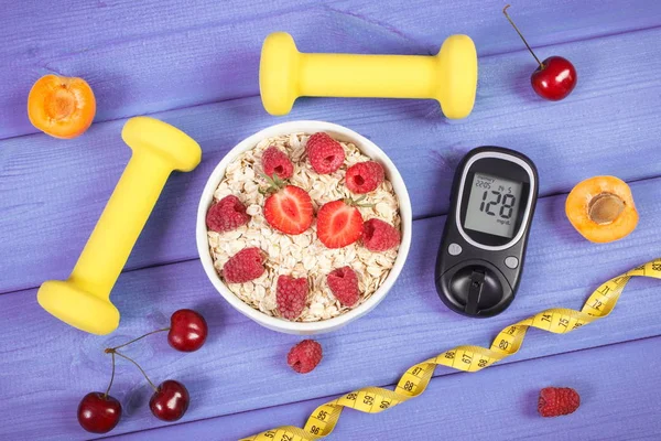 血糖仪 新鲜燕麦片与水果 哑铃健身 健康营养和检查血糖水平在糖尿病的概念 — 图库照片