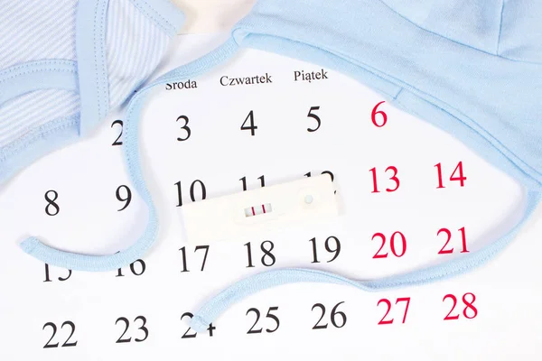 Test Gravidanza Con Risultato Positivo Abbigliamento Neonato Sul Calendario Con — Foto Stock