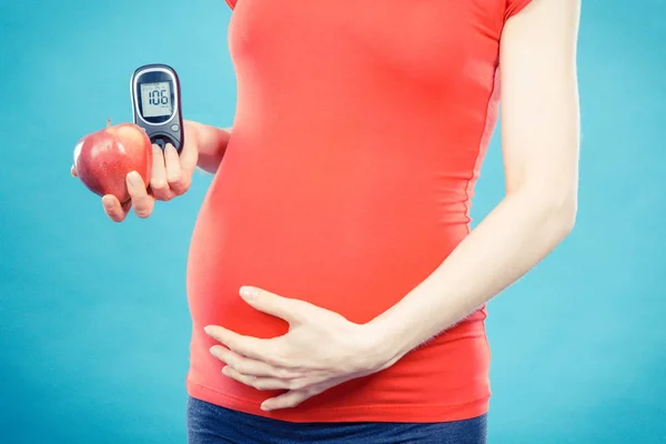 Mujer Embarazada Sosteniendo Manzana Fresca Glucosímetro Con Buen Resultado Medición — Foto de Stock