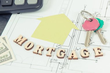 İpotek, ev anahtarları, para birimleri dolar ve inşaat diyagramları üzerine hesap makinesi, satın alma veya inşa konsepti