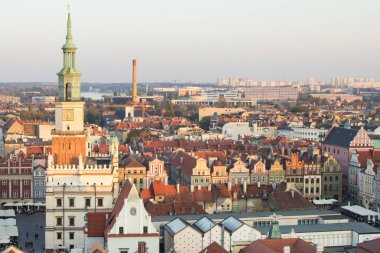 Poznan, Polonya - 12 Ekim 2018: Belediye Binası ve binada Lehçe şehir Poznan, Greater Poland'deki / il merkezinde, manzarasının kuleden
