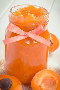 Taze kayısı reçeli ya da marmelat ve olgun meyveler, sağlıklı tatlı kavramı.