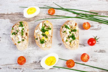 Huysuz baget ile taze hazırlanmış uskumru balığı Yapıştır ve sandviç hazırlanması için malzemeler