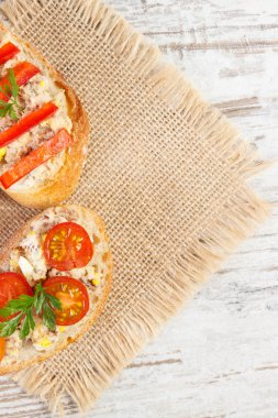 Hamur taze hazırlanmış uskumru ya da ton balığı sandviç veya baget, sağlıklı beslenme kavramı