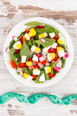 Cam kasede sebze ve yumurta bulunan santimetre ve taze bezelye salatası, zayıflama, diyet ve sağlıklı yaşam tarzları ve beslenme konsepti