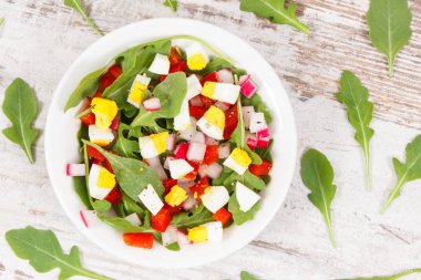 Sebzeli taze salata ve yumurta, diyet konsepti, sağlıklı yaşam tarzları ve beslenme.