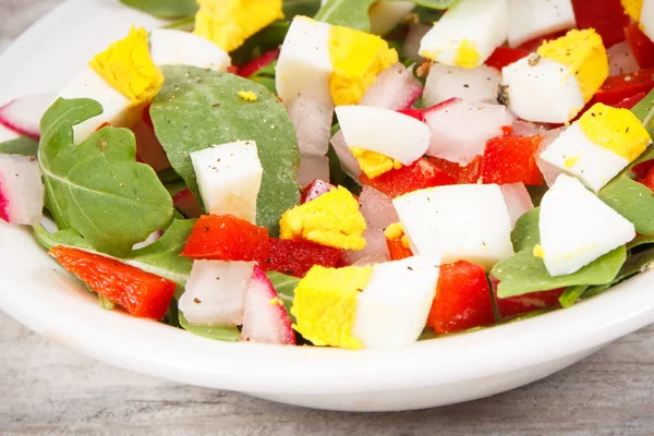 Friss Pepared Saláta Zöldség Tojás Fehér Üveg Tálba Koncepció Egészséges — Stock Fotó