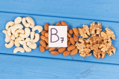 Kaynak vitamin B7, diyet lifi ve doğal mineraller, besleyici yemek kavramı olarak çeşitli fındık