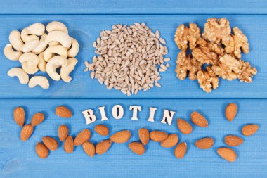 B7 vitamini, beslenme lifleri ve doğal mineraller içeren besleyici farklı bileşenler, sağlıklı beslenme konsepti
