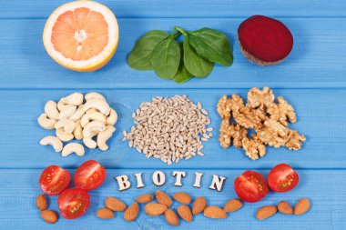 B7 vitamini, beslenme lifleri ve doğal mineraller içeren besleyici farklı bileşenler, sağlıklı beslenme konsepti