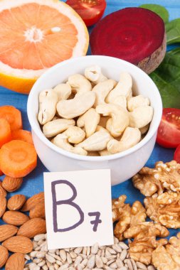 B7 vitamini, beslenme lifleri ve doğal mineraller içeren besleyici farklı bileşenler, sağlıklı beslenme konsepti