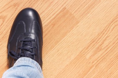 Ahşap arka plan, kopya alanı yazıt için erkekler için Lacivert konforlu deri ayakkabı