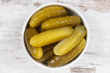 Beyaz kasede baharatlı ev yapımı salatalık turşusu.