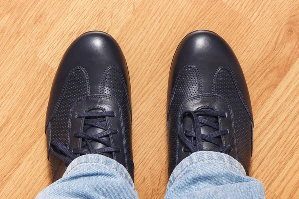 Marineblauwe Comfortabele Lederen Schoenen Voor Mannen Houten Achtergrond — Stockfoto