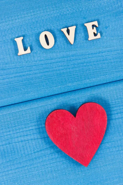 红木心形 蓝色板上写着爱 作为情人节的象征 — 图库照片