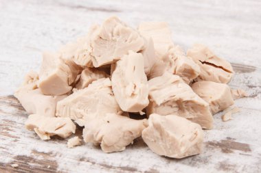 Pişirmek ya da ekmek hamuru hazırlamak için taze kuru maya.