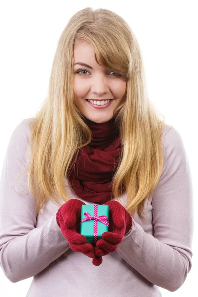 Uśmiechający Się Kobieta Wełniane Rękawice Gospodarstwa Owinięty Prezent Walentynki Urodziny — Zdjęcie stockowe