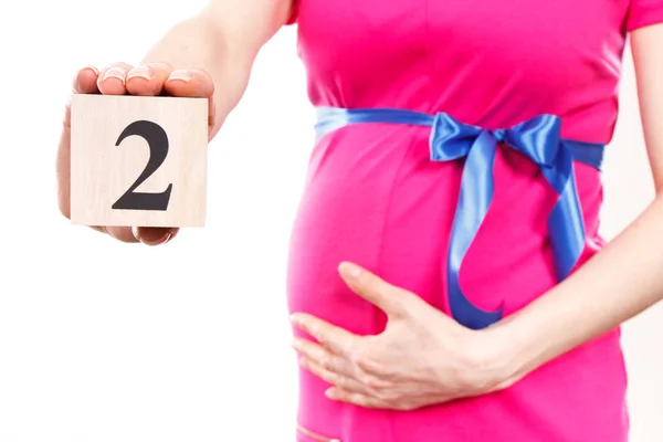 Zwangere Vrouw Roze Jurk Met Blauw Lint Weergegeven Nummer Van — Stockfoto