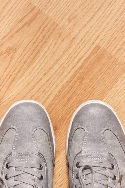 Sapatos Couro Cinza Confortável Para Homens Fundo Madeira Conceito Calçado — Fotografia de Stock