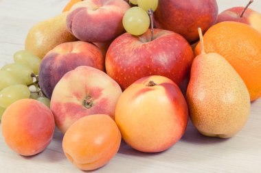 Doğal vitaminler ve mineraller içeren sağlıklı bir tatlı olarak taze besleyici meyveler.