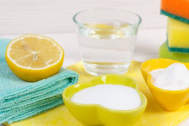 Doğal, çevre dostu deterjanlar ve eve, ev görev kavramı temizlik için renkli aksesuarlar