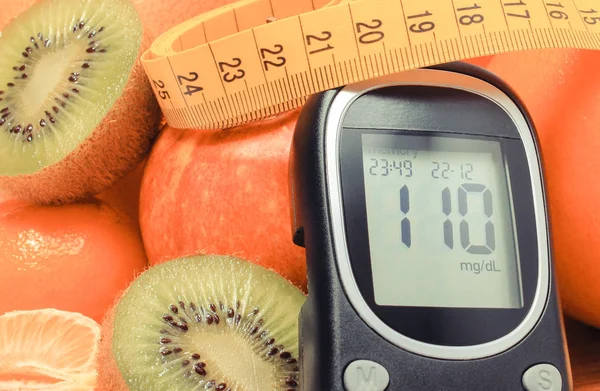 Glucose Meter Verse Rijpe Natuurlijke Vruchten Met Lintmeter Glas Sap — Stockfoto