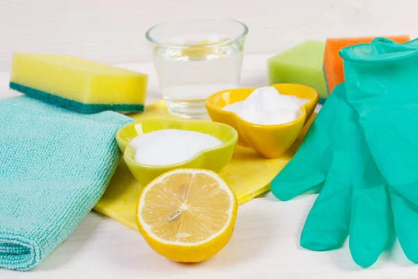 Accesorios Coloridos Detergentes Naturales Tóxicos Para Limpiar Diferentes Superficies Hogar — Foto de Stock