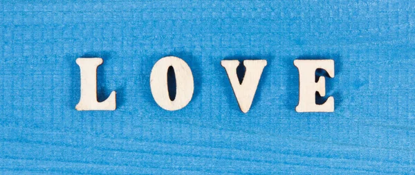 在蓝板上的文字爱作为情人节的象征 — 图库照片