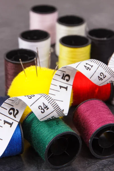 カラフルな糸 針とテープの測定のスプール 縫製や針仕事のためのアクセサリー — ストック写真