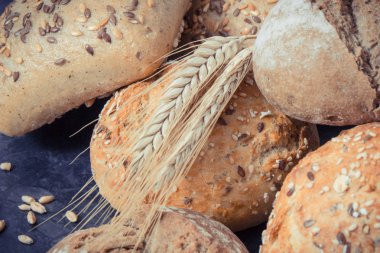 Tahta kaşık ve çavdar tohumu tohumu ile rulo ya da ekmek