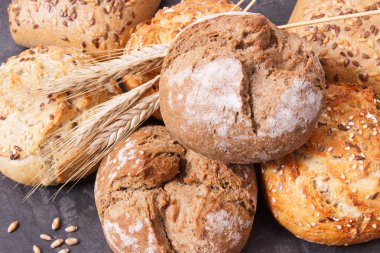 Taze gevrek kepekli rulo veya tohum ve çavdar başak ekmek