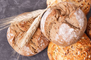 Kahvaltı için taze pişmiş kepekli börek ve çavdar ya da buğday ekmeği.