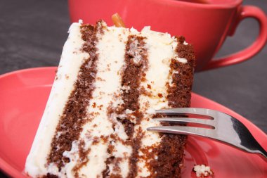 Farklı katmanlar ve siyah kahve, kutlamalar için lezzetli tatlı kavramı ile taze kremalı pasta