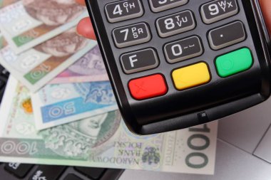 Kredi kartı veya nakit kavramı kullanarak ödeme inanç oyun kağıdı okuyucu, Polonya para birimi para ile