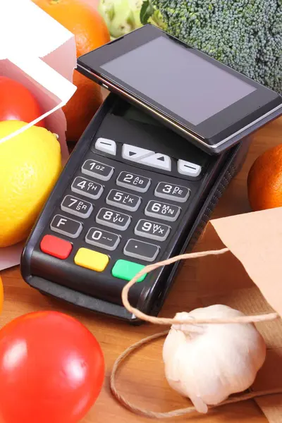 Зчитувач Кредитних Карток Платіжний Термінал Смартфоном Технологією Nfc Фруктами Овочами — стокове фото