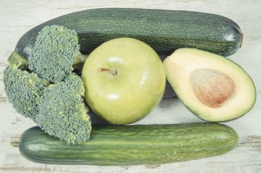 Klasik fotoğraf, kaynak vitamin ve mineral olarak doğal yeşil meyve ve sebze, sağlıklı beslenme kavramı.