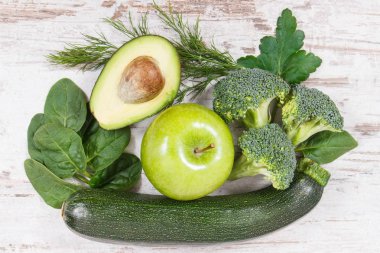 Taze yeşil meyve ve sebze lifleri, doğal vitaminler ve mineraller, sağlıklı beslenme kavramı