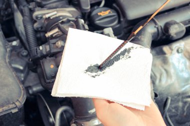 Araba motor yağ seviyesi kontrol otomatik mekanik