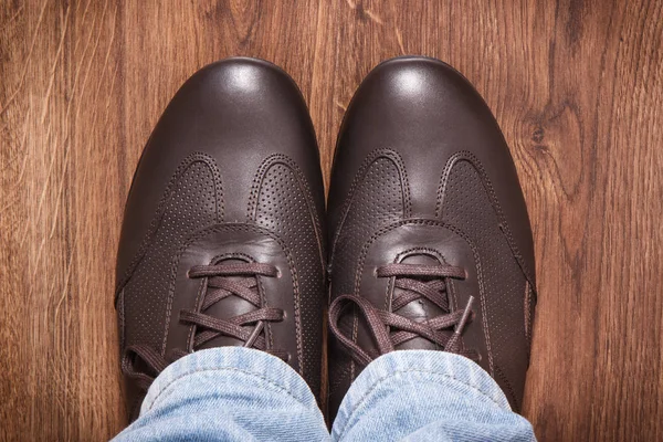 Bruin Comfortabele Schoenen Voor Mannen Rustiek Bord Mannelijk Schoeisel — Stockfoto